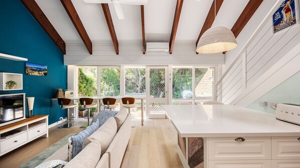 Smart TV - Captain Sandy on the Loop Blairgowrie (Blairgowrie)