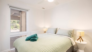 3 bedrooms, iron/ironing board, travel crib, free WiFi - Captain Sandy on the Loop Blairgowrie (Blairgowrie)