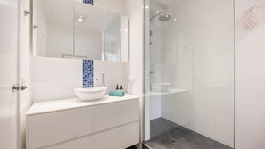 シャワー、ヘアドライヤー、タオル