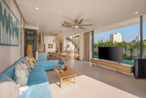 Villa Deluxe, 6 chambres, piscine privée, vue sur la montagne | Aire de séjour | Téléviseur à écran plat, films payants