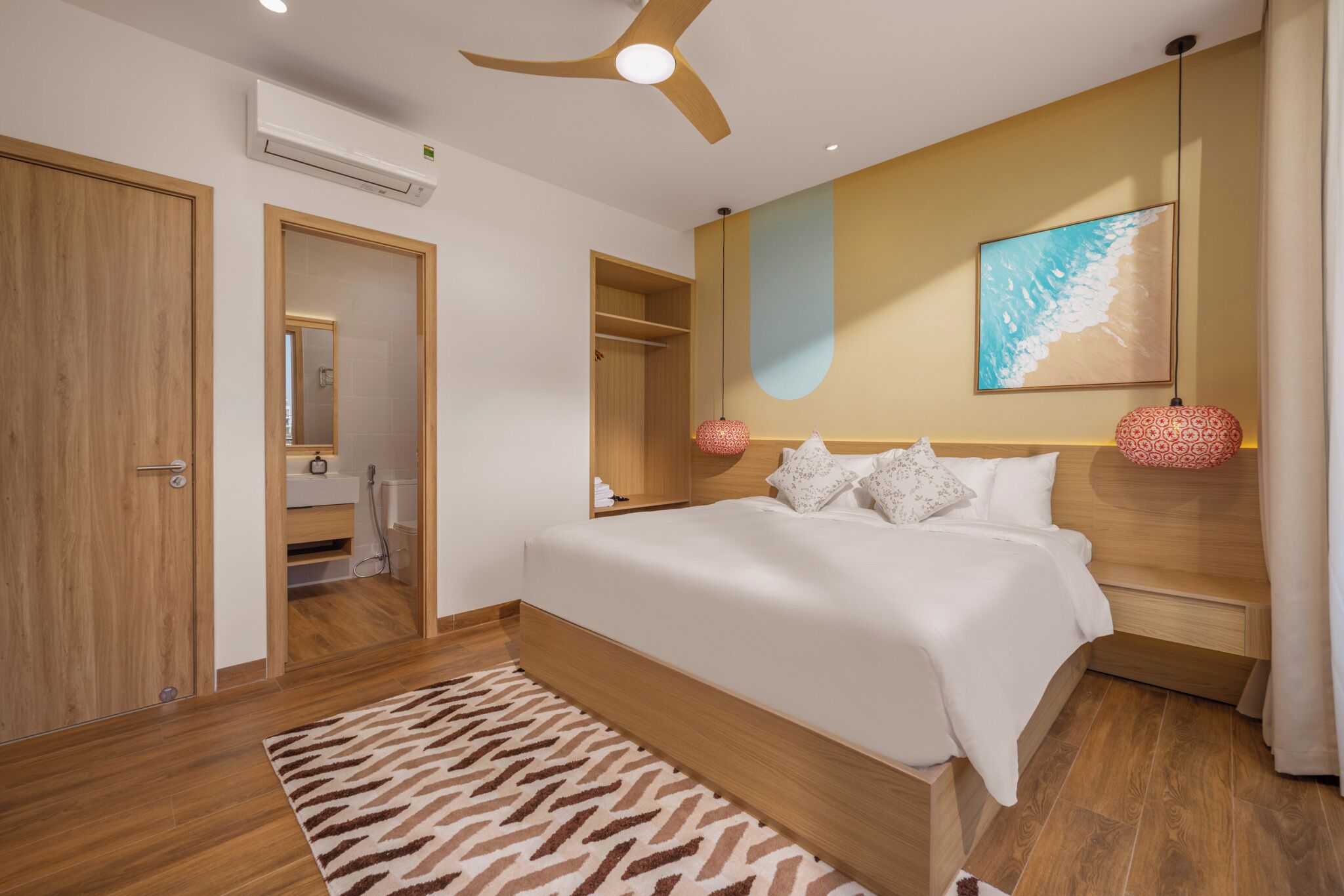 Een moderne slaapkamer met een houten bed, een plafondventilator, een airconditioning en een groot abstract schilderij aan de muur.