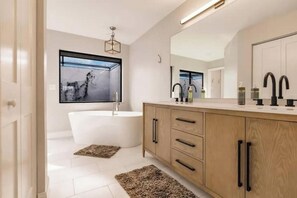 Bruser, hårtørrer, bidet, håndklæder