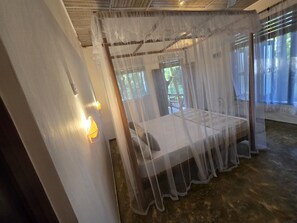 Eenvoudige bungalow, uitzicht op tuin