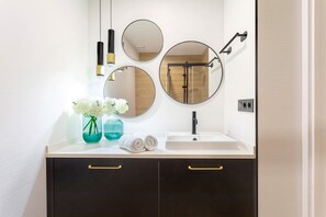 Shower, hair dryer, towels - Exclusive apartment in Granada center. Alhondiga II (Granada)