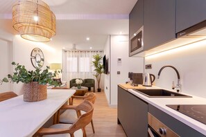 Fridge, microwave, oven, dishwasher - Exclusive apartment in Granada center. Alhondiga II (Granada)