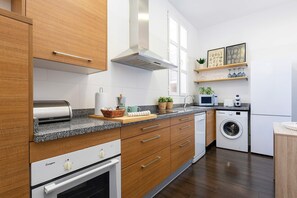 Microwave, dishwasher, coffee/tea maker, toaster