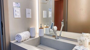 Superior Apartment | Bathroom | Free toiletries, hair dryer, towels, soap