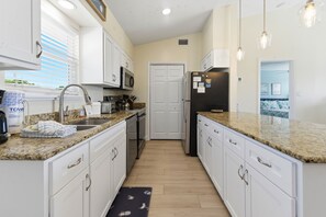 Frigorífic, microones, forn i placa de cuina 