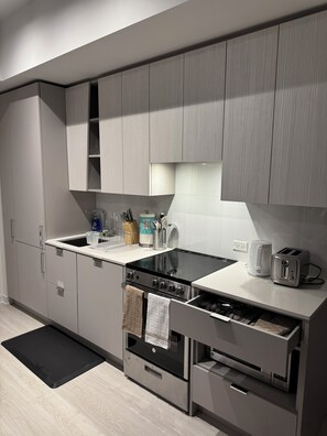 Kühlschrank, Mikrowelle, Ofen, Herdplatte