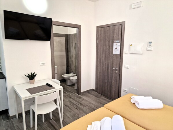 Classic Double or Twin Room | Iron/ironing board, free WiFi - Belfiore Alloggi Turistici (Vicenza)