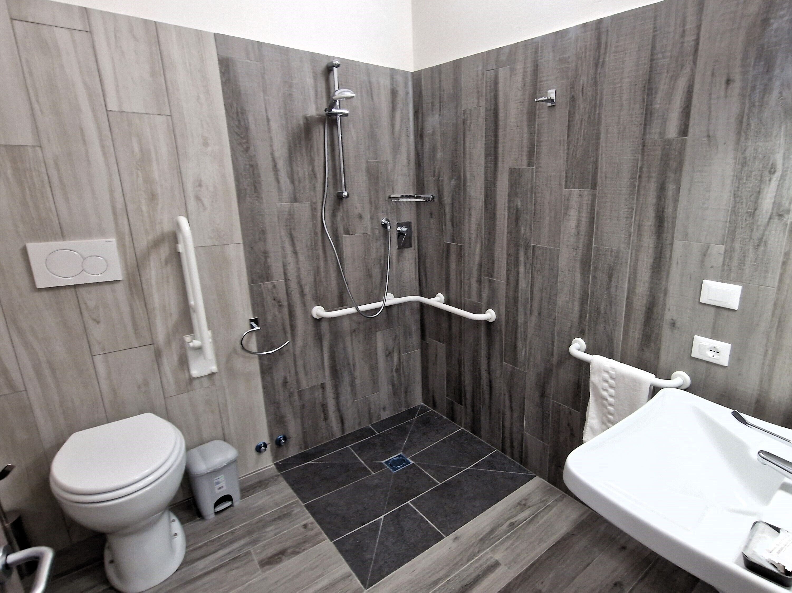 Basic Twin Room | Bathroom | Shower, hair dryer, bidet, towels