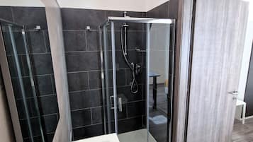 Classic-Doppel- oder -Zweibettzimmer | Badezimmer | Dusche, Haartrockner, Handtücher, Seife