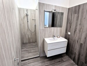 Quarto solteiro clássico | Banheiro | Chuveiro, secador de cabelo, bidê, toalhas de banho