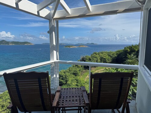 Folly View-Ocean sounds & views w/parking, full kitchen, A/C bedroom, Starlink 