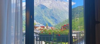 Olivia's Home - Two Bedroom Apartment, Sleeps 6