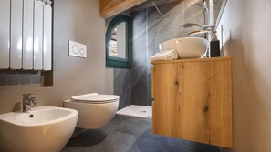 Dusche, Haartrockner, Bidet, Handtücher