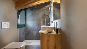 Douche, sĂšche-cheveux, bidet, serviettes fournies