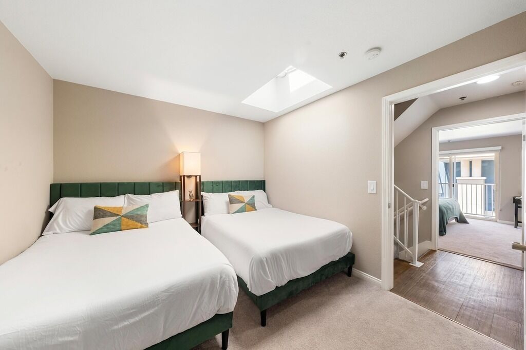 2 Schlafzimmer, Schreibtisch, Bügeleisen/Bügelbrett, Reisekinderbett