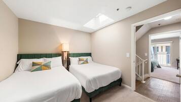 2 Schlafzimmer, Schreibtisch, Bügeleisen/Bügelbrett, Reisekinderbett