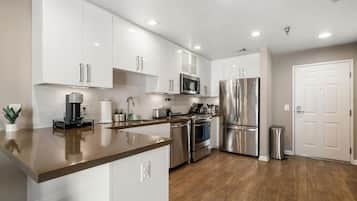 Een koelkast, een magnetron, een oven, een kookplaat