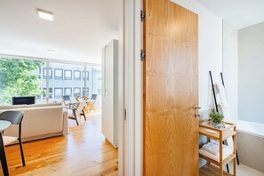City Apartment, 1 Queen Bed with Sofa bed, Non Smoking, Balcony | Bathroom - Boavista Executive Central Flat (Porto)