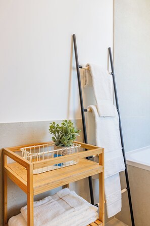 City appartement, 1 queensize bed met slaapbank, niet-roken, balkon | Badkamer
