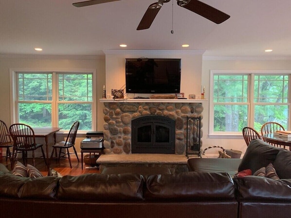 Smart-TV, Kamin, DVD-Player