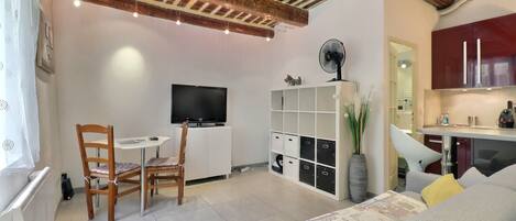 Basic Studio | Living area | 90-cm LCD TV with satellite channels