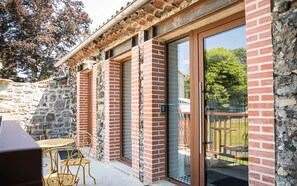 Outdoor dining - Our establishment is located not far from Clermont-Ferrand in the charming littl (Saint-Saturnin)