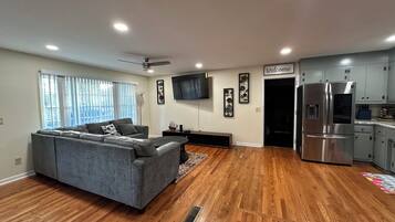 Smart TV, chimenea, libros