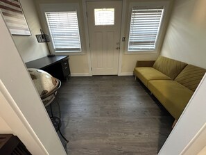 Smart-TV, Kamin, Bücher