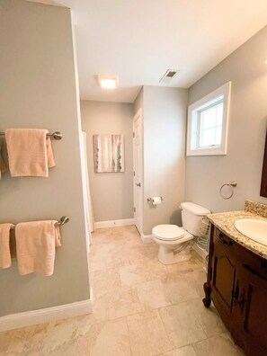 Shower, jetted tub, hair dryer, towels - Poolside Bay Haven: POOL IS OPEN! Beautifully Decorated, Family & Pet Friendly! (Lower Township)