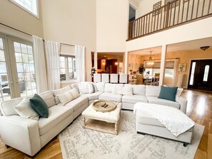 智能电视、壁炉、DVD 播放器、书