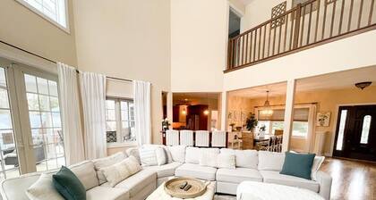 Poolside Bay Haven: Steps to Sand, Beautifully Decorated, Family & Pet Friendly!