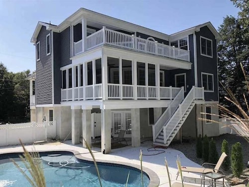 Poolside Bay Haven: Steps to Sand, Beautifully Decorated, Family & Pet Friendly!