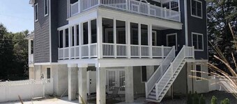 Poolside Bay Haven: Steps to Sand, Beautifully Decorated, Family & Pet Friendly!