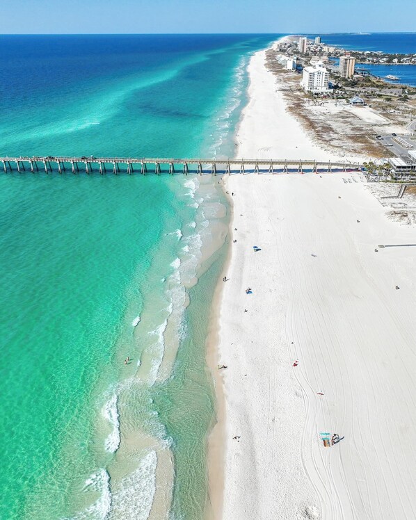 En la playa, sillas reclinables de playa, toallas de playa