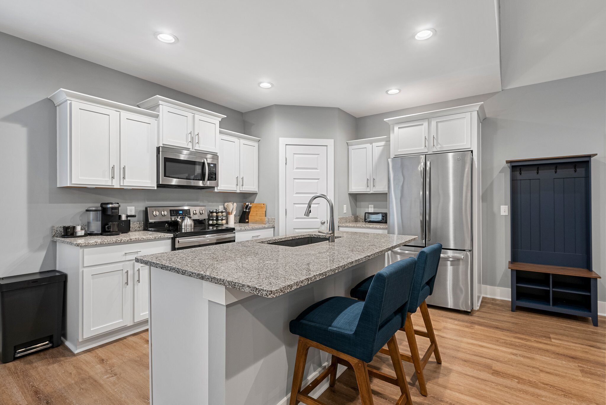 Réfrigérateur, four à micro-ondes, un four, surface de cuisson