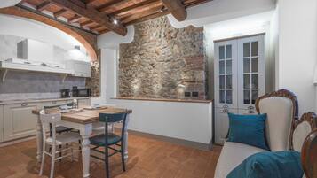 Appartamento, vista collina | Cucina privata | Frigorifero, microonde, piano cottura, lavastoviglie