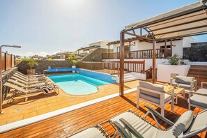 Villa (4 Bedrooms) | Front of property