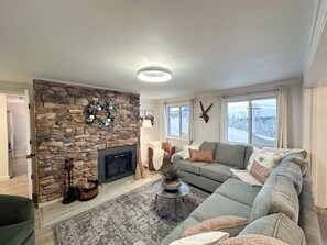 Smart TV, fireplace - Rare Village 5BR -> Ski IN/OUT, Fireplace! Views! 8 Beds! W/D! Boot Dryer! (Snowshoe)