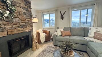 Smart-TV, Kamin, Tischtennisplatte