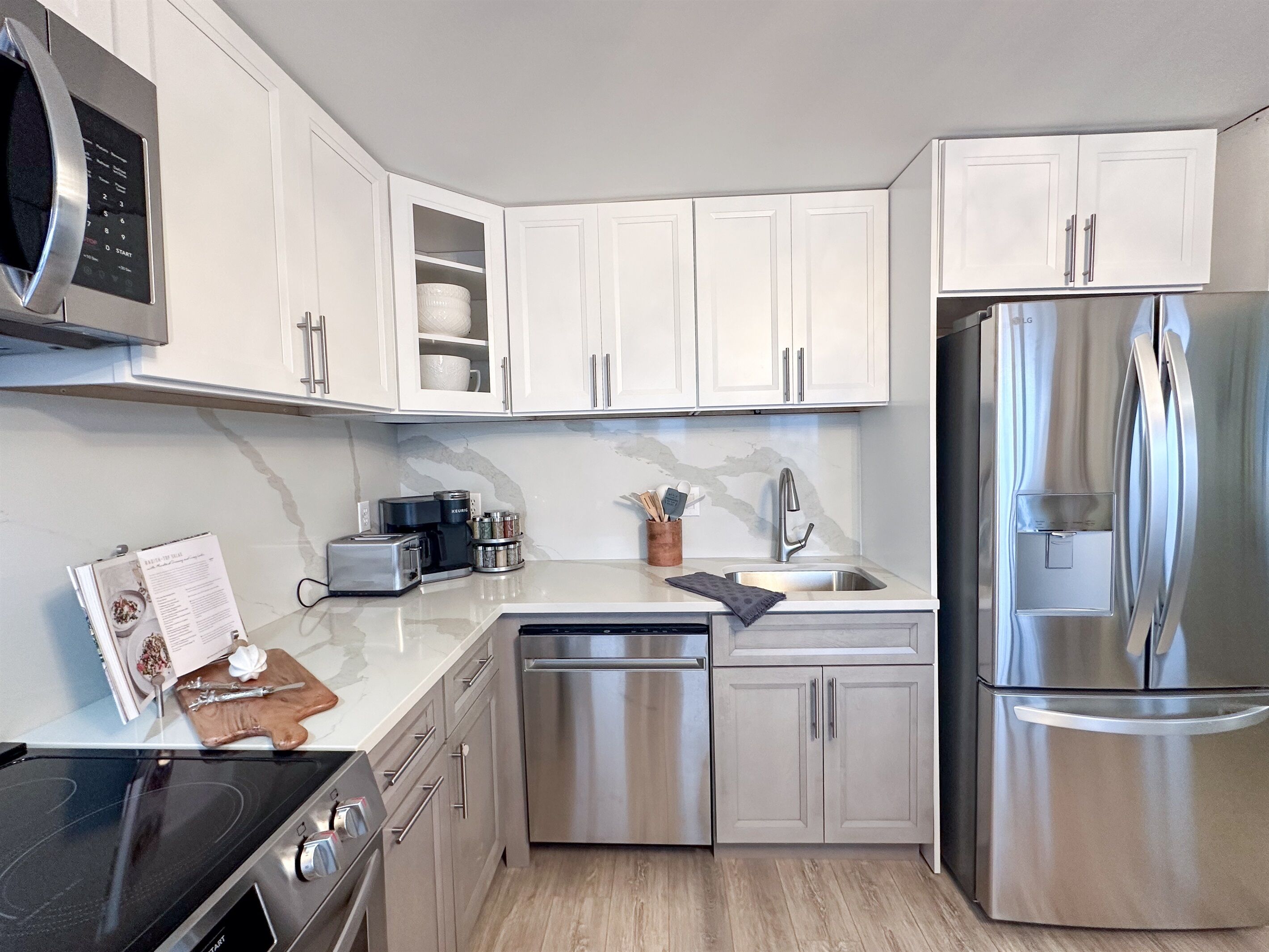 Kylskåp, mikrovågsugn, ugn och spishäll