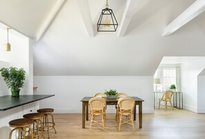 Luxury Studio Suite, Mountain View | In-room dining