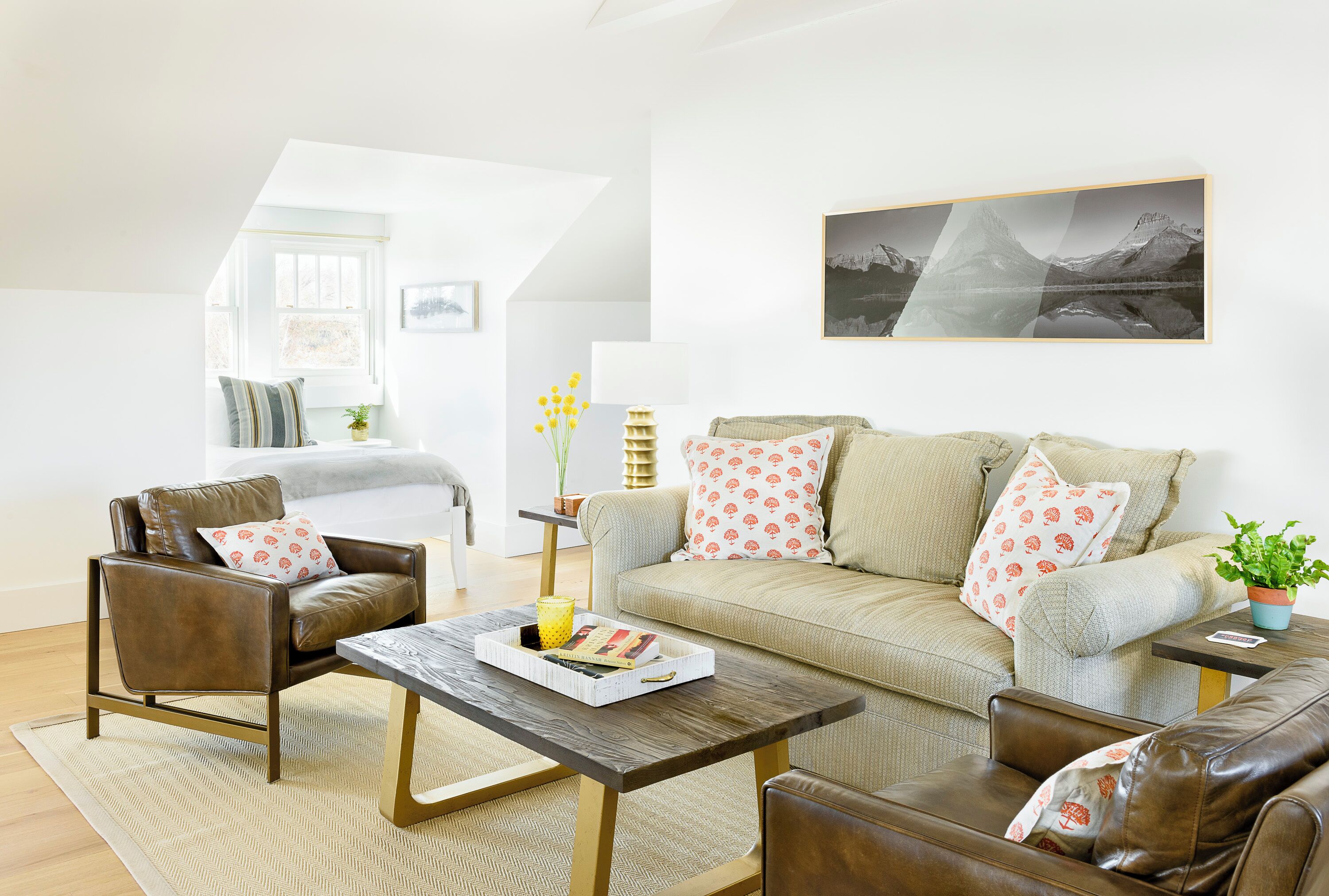 Luxury-Studiosuite, Bergblick | Wohnbereich | 55-Zoll-Flachbildfernseher mit Digitalempfang