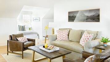 Luxury-Studiosuite, Bergblick | Wohnbereich | 55-Zoll-Flachbildfernseher mit Digitalempfang