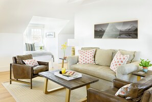 Living area - Sherman Lodge (Kalispell)