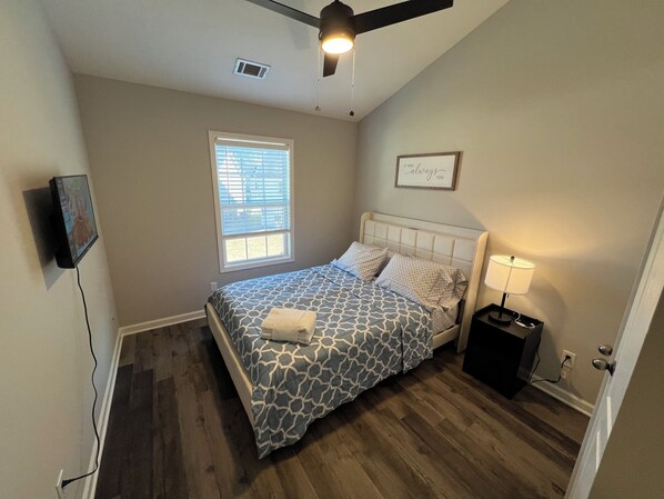 3 bedrooms, desk, iron/ironing board, free WiFi