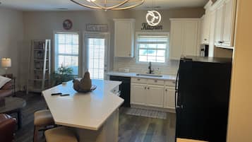 Frigorífico, microondas, horno y placa de cocina