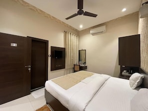 Deluxe Double Room, 1 Queen Bed | Hypo-allergenic bedding, minibar, desk, free WiFi - Hotel Park Plaza Varanasi (Varanasi)